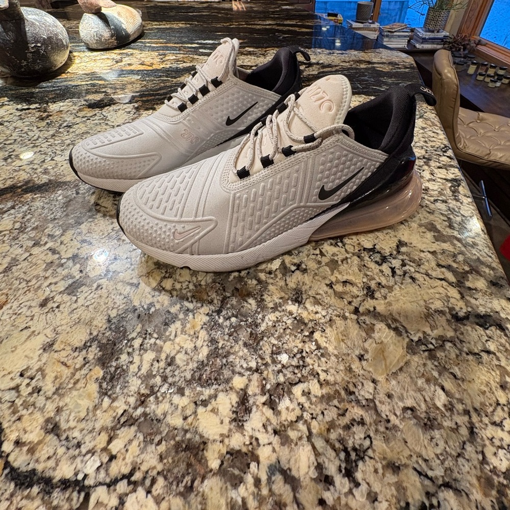 size 9.5 W Nike air max 270s